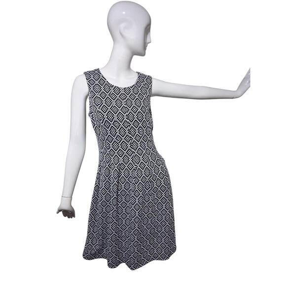 Women's size Medium Geometric Casual Pleated Church Normcore Sleeveless Dress - Picture 1 of 11